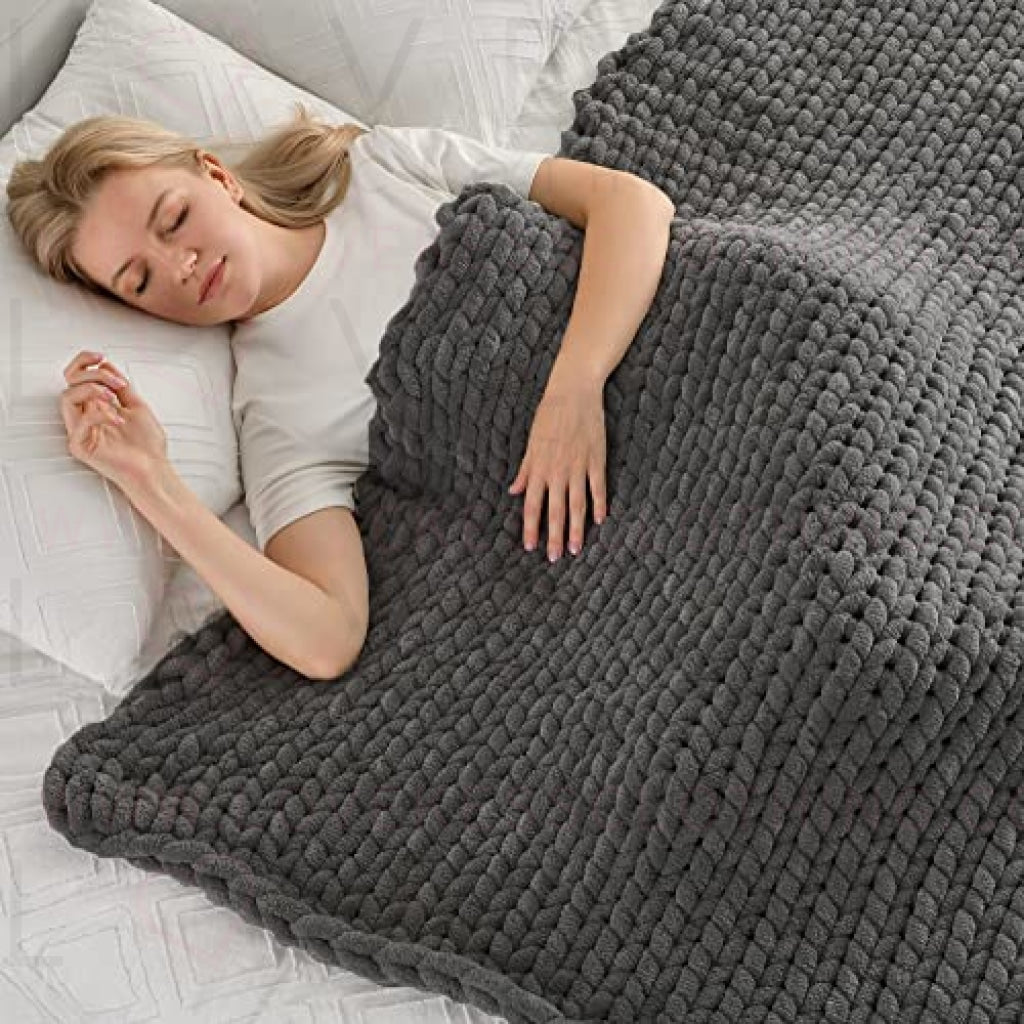 Maetoow Tighter Version Chenille Chunky Knit Blanket Throw （40×50 Inch）, Handmade Warm & Cozy Blanket Couch, Bed, Home Decor, Soft Fleece Banket, Boho Thick Blankets and Giant Yarn Throws，Dark Grey